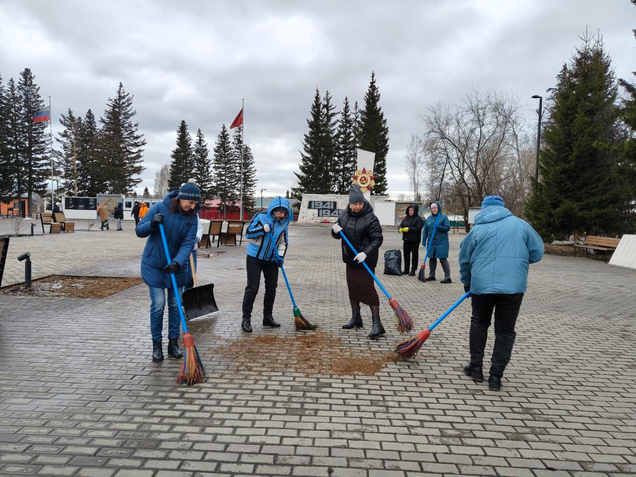 Уборка Мемориала Победы.