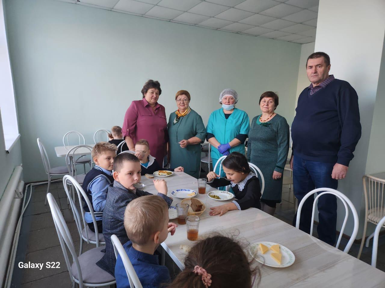 Общественники проверили организацию питания в школах района.